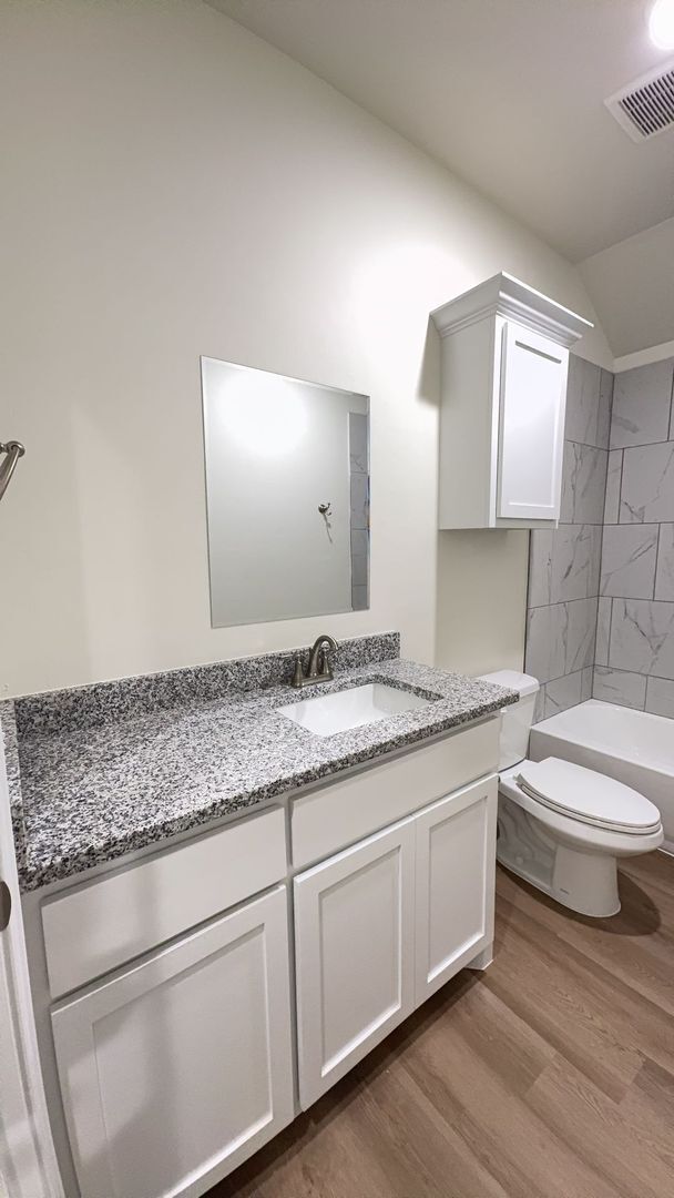 Building Photo - 3 Bedroom 2 Bath 2 Car Garage Duplex in Gr...