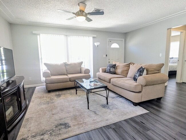 Building Photo - 1352 Riverside Cir