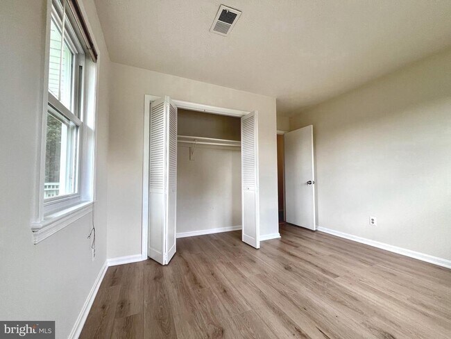 Building Photo - 5350 Ravensworth Rd