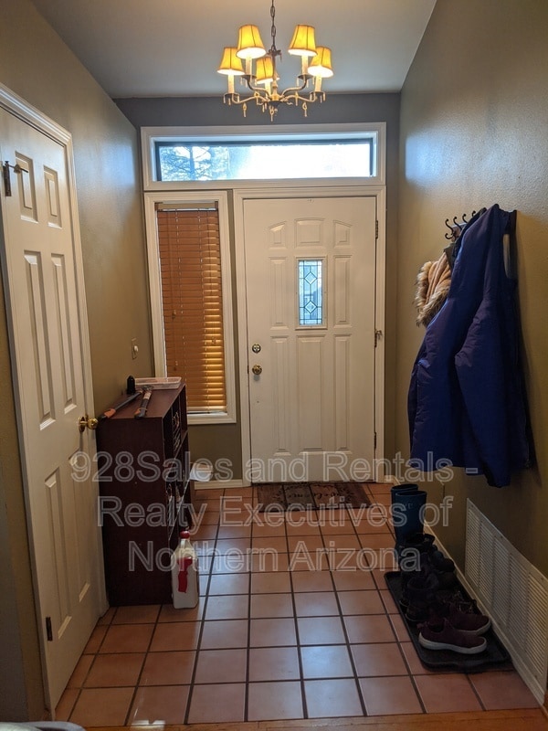 Building Photo - 1538 W University Heights Dr S