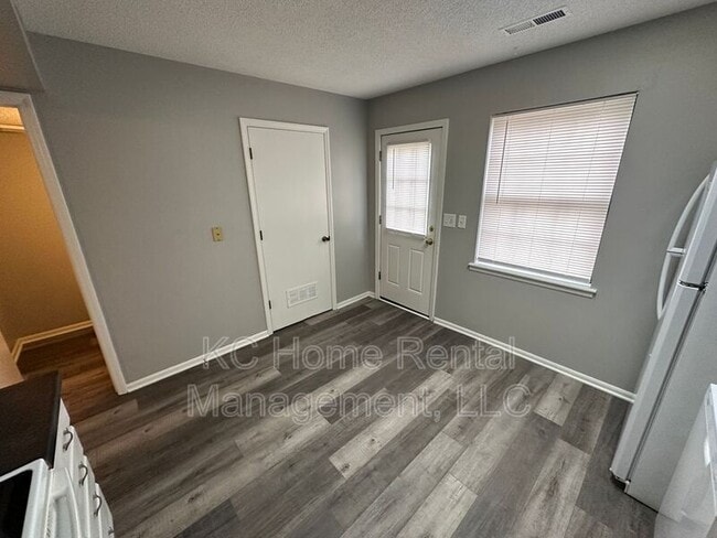 Building Photo - 808 SW Meadowridge Dr