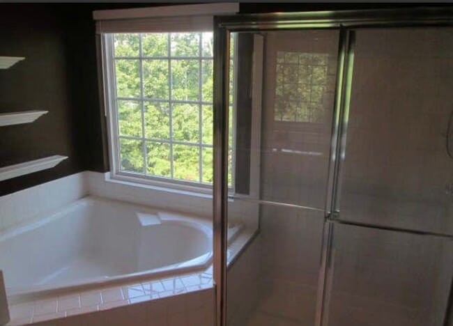 Building Photo - Beautiful 3 Bed 2 Bath 2 Half Bath Brick T...