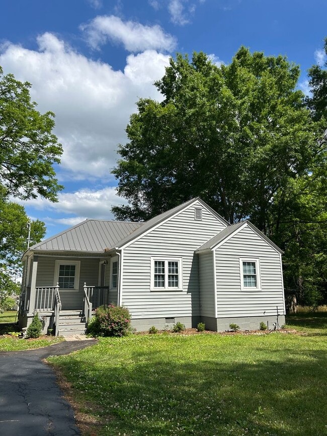 Building Photo - Adorable Chickamauga House