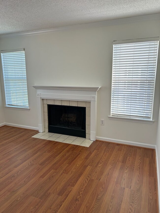 Building Photo - Rare Hoover Creek Condo with One Car Garage