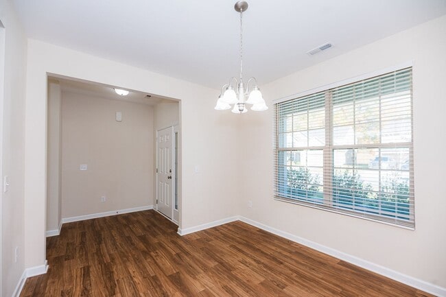 Building Photo - Spacious 5 Bedroom, 3 bath home in Greensboro with 2 car garage