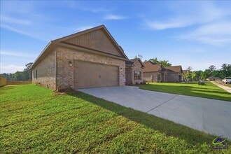 Building Photo - 307 Willowbrook Ln