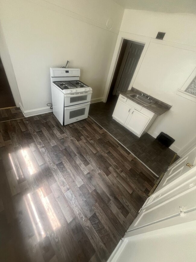 Building Photo - Spacious 2Bedroom Lower Duplex