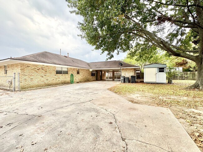 Building Photo - Beautiful Sherwood Oaks 3BR/2BA Home With Patio, Carport & Security Features!