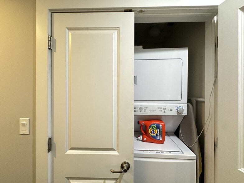 Building Photo - 917 N Damen Ave