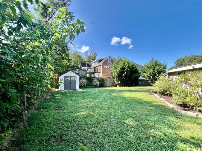 Building Photo - 3-Bedroom Home In Laurel Manor - Fenced Ba...