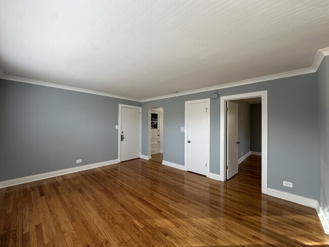 Building Photo - 2750 W North Shore Ave