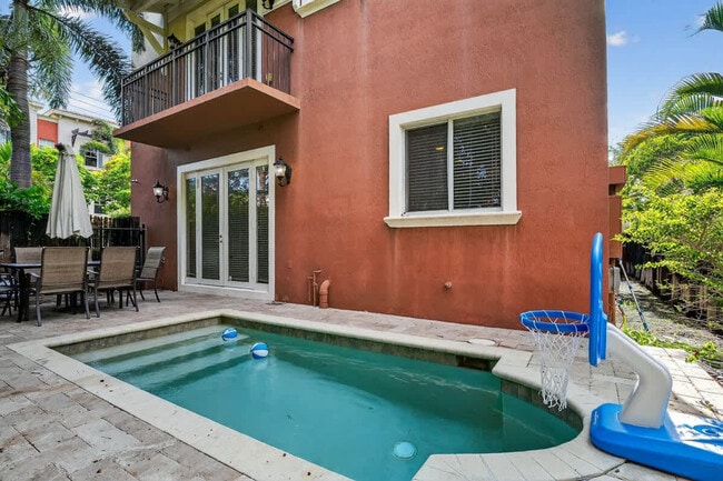 Building Photo - 1705 NE 11th St