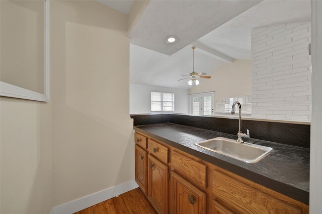 Building Photo - 626 Park Knoll Ln