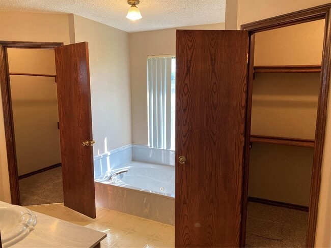 Building Photo - 301 Jansen Dr