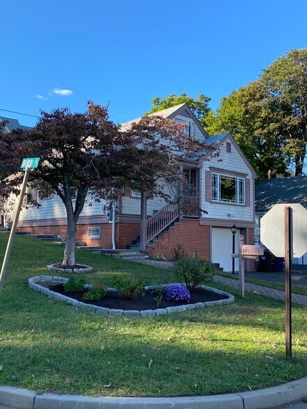 Building Photo - 272 Castle Ave