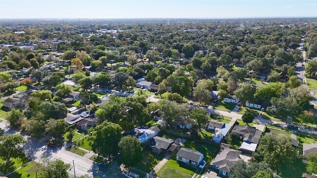 Building Photo - 303 Park St