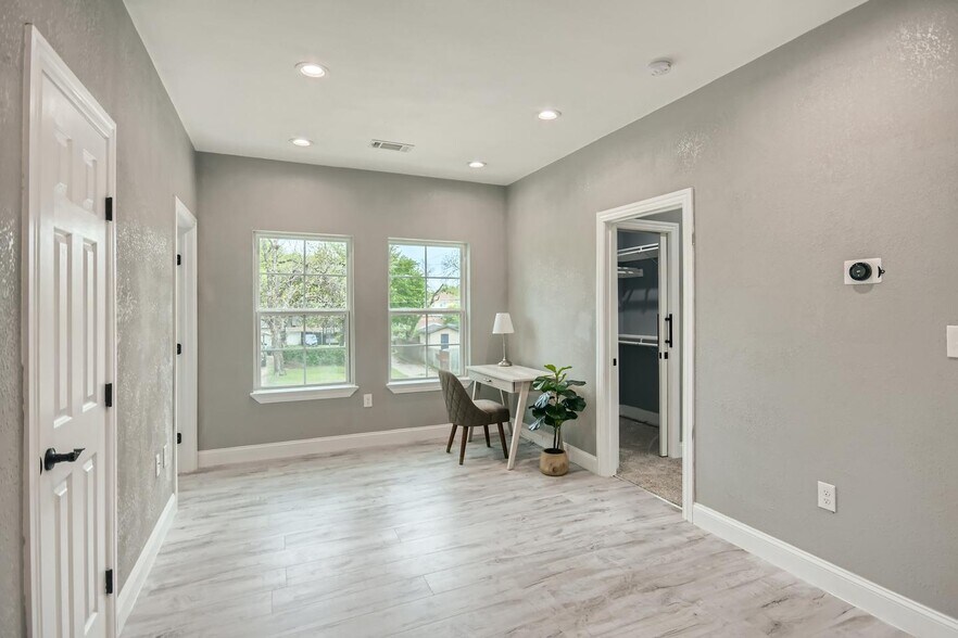 Building Photo - North Oak Cliff home 2 miles from Bishop A...