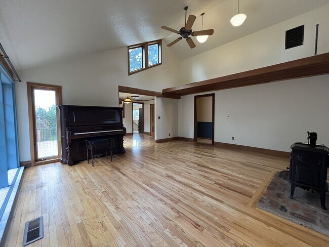 Building Photo - Vintage Urban Farmhouse 3 Bd 1 Bath home! Large bonus room & Balcony!  Surrounded by trees on lar...