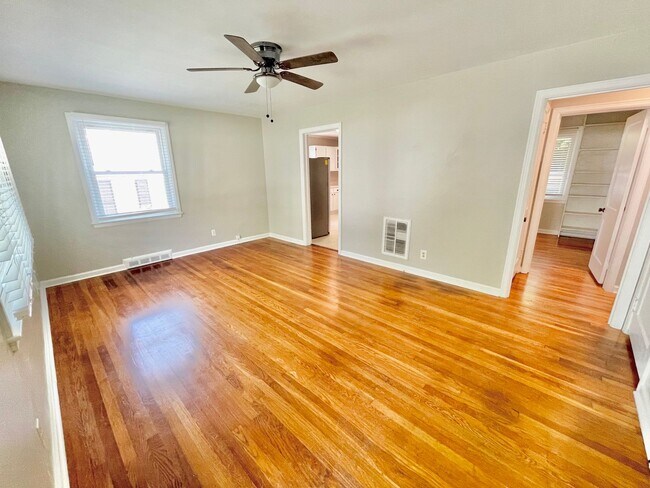 Building Photo - Beautiful 3 Bed 1 Bath Home Located near target shopping center off of Battleground in desirable ...