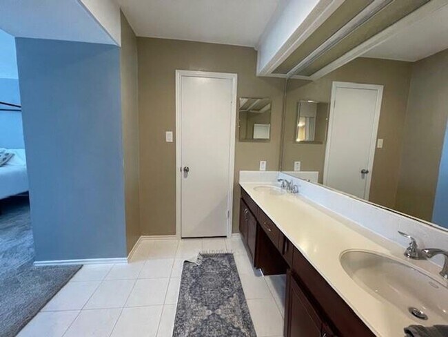 Building Photo - 15901 Archwood Ln