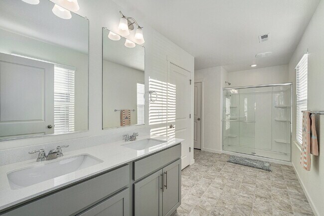 Building Photo - Limited Time Rent Special for this Immacul...