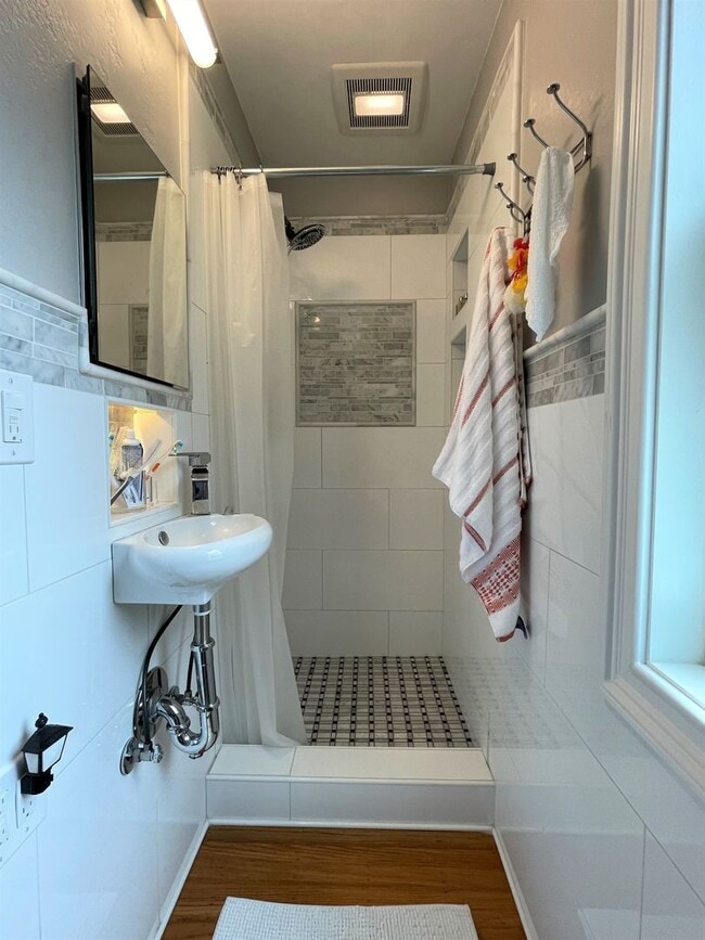 Building Photo - Gorgeous three bedroom two bathroom home with large backyard for rent!