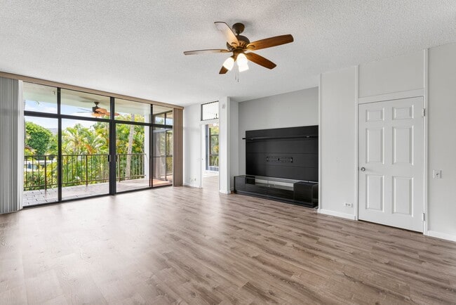 Building Photo - Kailua - End unit - amenities gallore - 3 bed, 2 bath Available NOW !