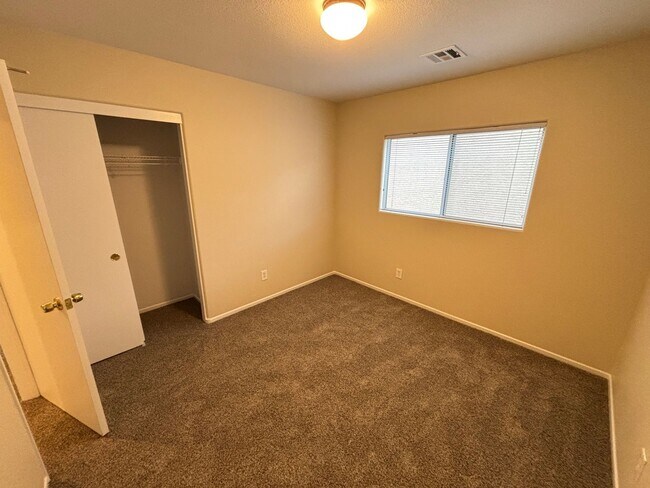Building Photo - Beautiful 3 bedroom / 2.5 bath home!