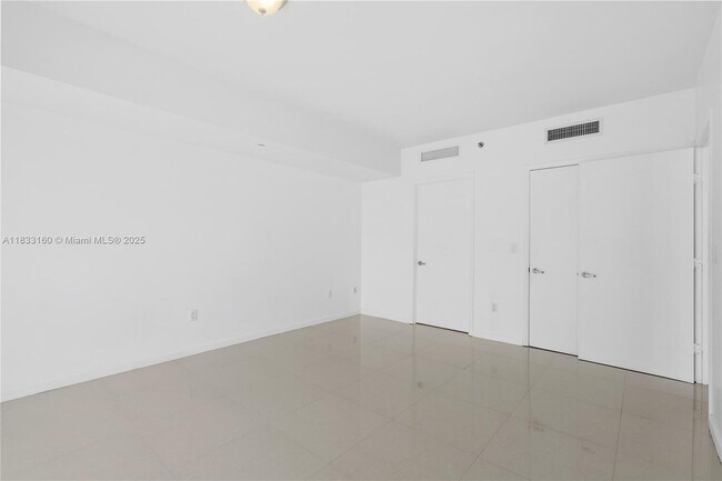 Building Photo - 495 Brickell Ave
