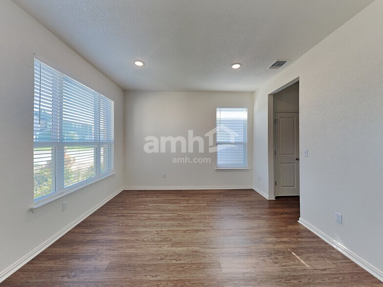 Building Photo - 457 Pebble Bend