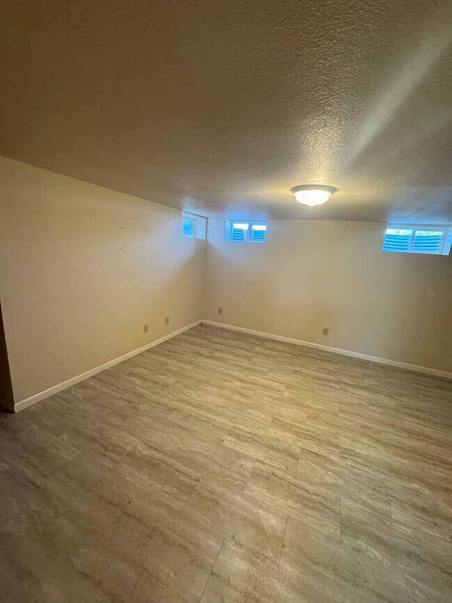 Building Photo - 3-Bedroom Home in Akron