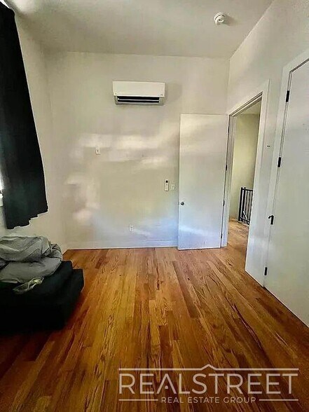 Building Photo - 3 Bed / 1.5 Bath Duplex | Bushwick | Brooklyn
