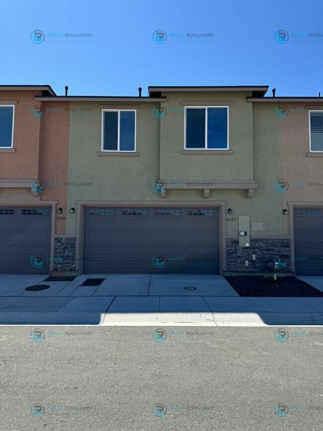 Building Photo - 3-Bedroom 2.5 Bathroom 2 car garage Condo in Carson City