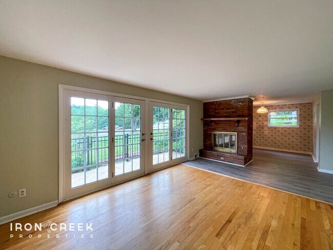 Building Photo - Spacious Three-Bedroom on a Beautiful Lot ...