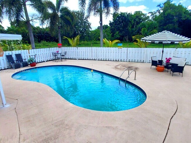 Building Photo - 10646 Barn Rd