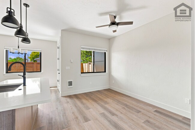 Building Photo - 2522 SW Yew Ave