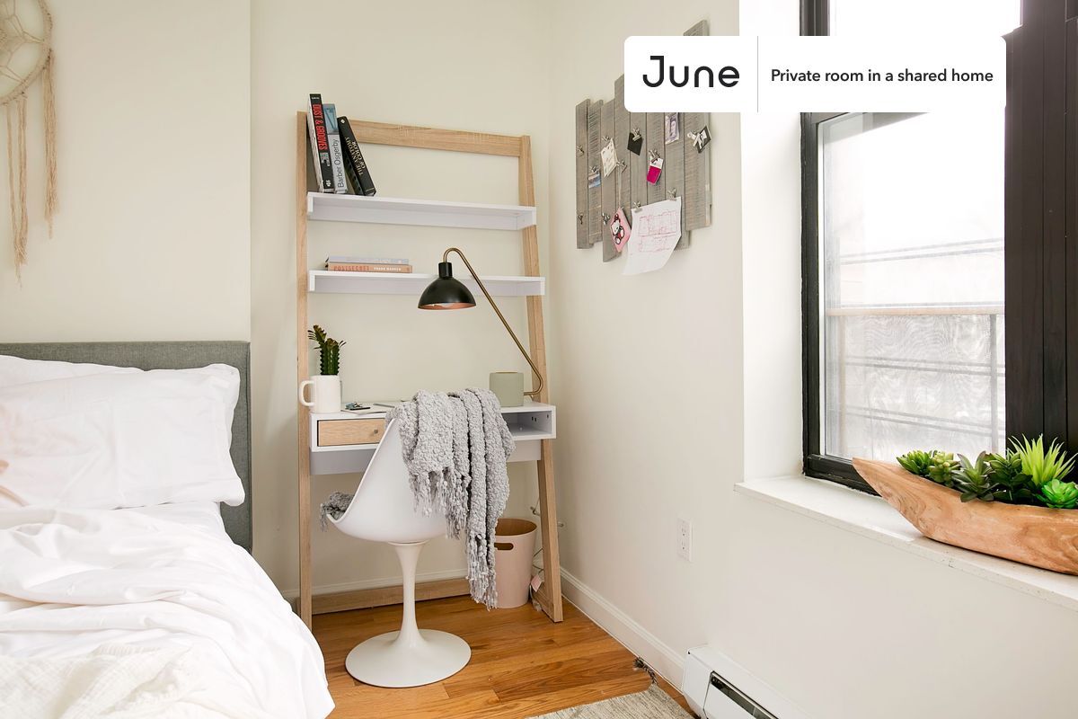 Building Photo - Private bedroom in 3 bed/1 bath Home