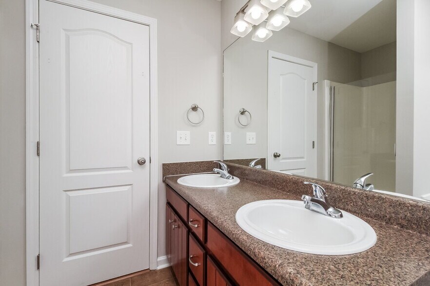 Building Photo - 731 Clear Cir