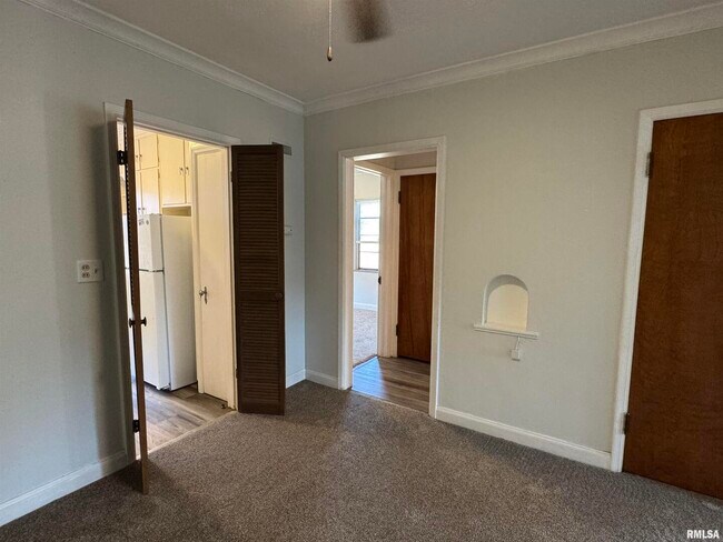 Building Photo - 405 W Columbia Ave