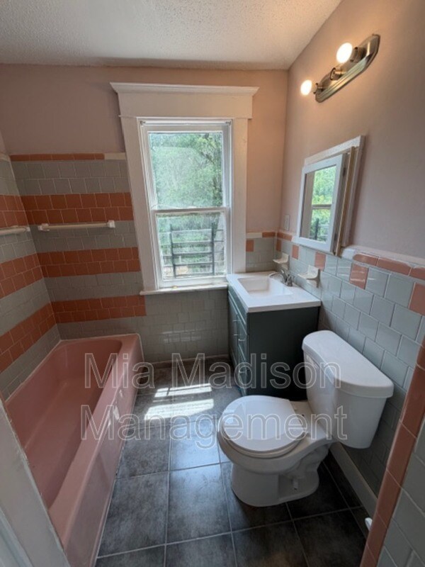 Building Photo - 513 W 35th St