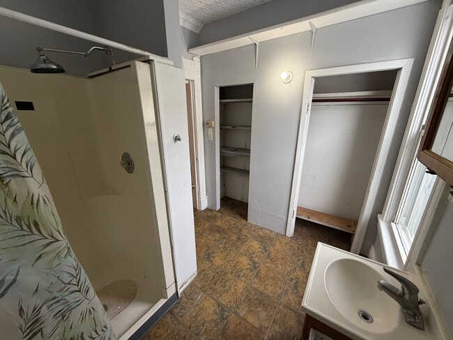 Building Photo - 121 Schiller Ave