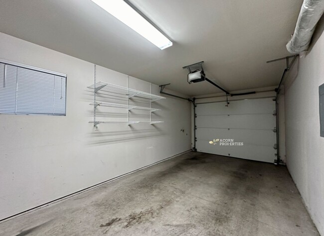 Building Photo - 915 SW Kimball Dr