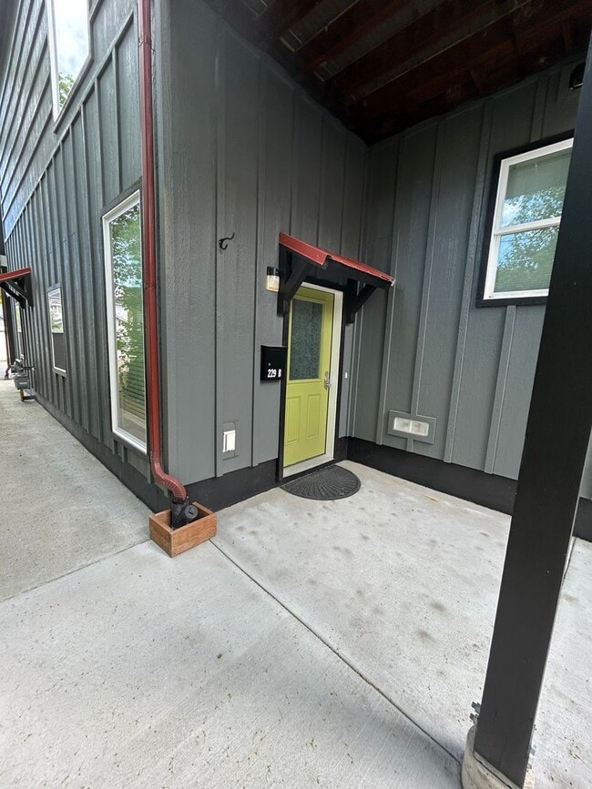 Building Photo - 2 Bedroom | 2 Bathroom Upstairs Duplex