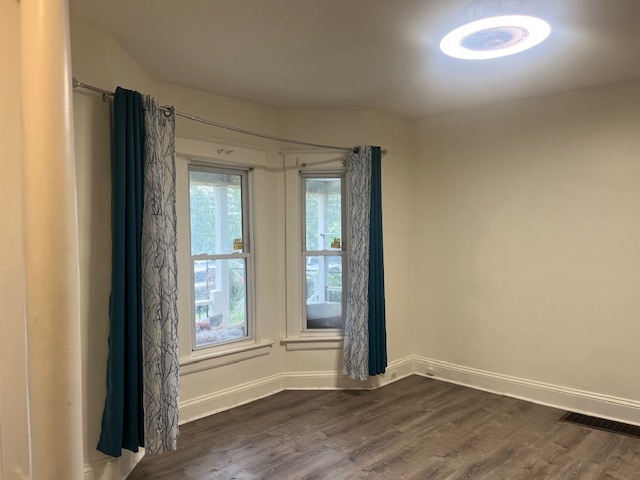Living room with bay window - 282 Yates St
