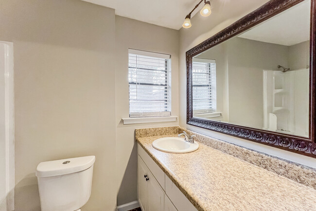 Building Photo - 302 Gardenia Rd