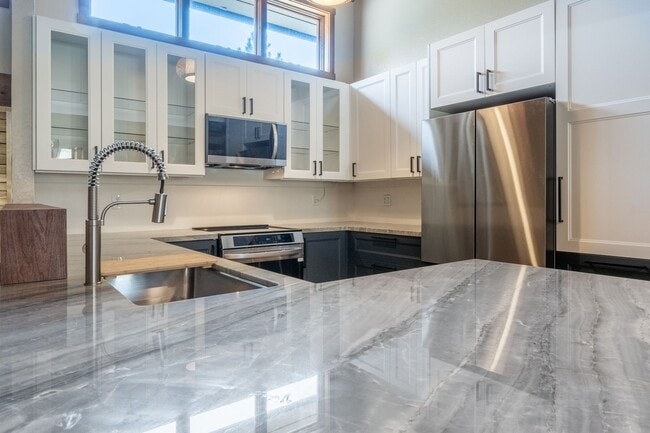 Building Photo - Spacious Snowcreek III Condo – Winter Rental