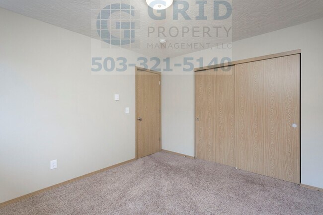 Building Photo - Newly Remodeled 2 Bedroom Apartment in Mt. Tabor - $500 MOVE IN SPECIAL!