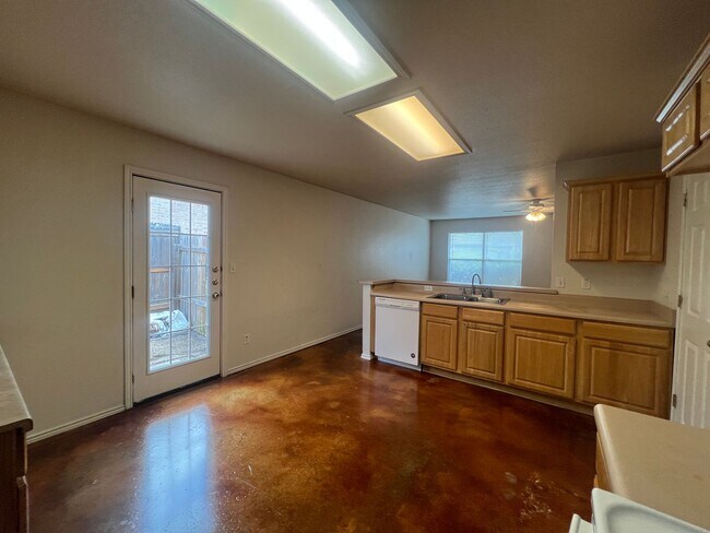 Building Photo - Large 3/2/2 Duplex with Easy Access to IH ...