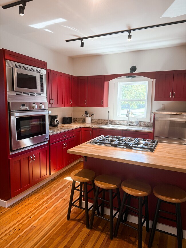 Building Photo - 1004 Main St