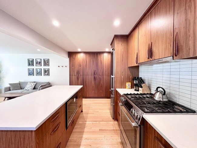 Building Photo - Lovely Duplex NE Portland - 2 bed, 1 bath w/Garage!